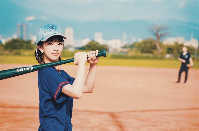 魏暉倪歸零再出發演唱《逆風飛翔2023》。（上行娛樂提供）