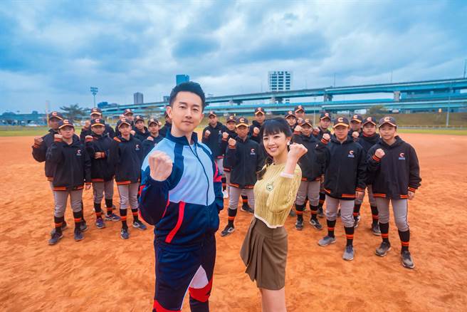 魏暉倪歸零再出發演唱《逆風飛翔2023》。（上行娛樂提供）