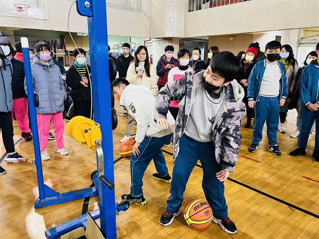 ▲基隆市教育处进行首次「适应体育」的共融学习成果发表，现场让一般生与特教生共同协助完成比赛项目，彼此学习。（基隆市政府提供／徐佑升基隆传真）