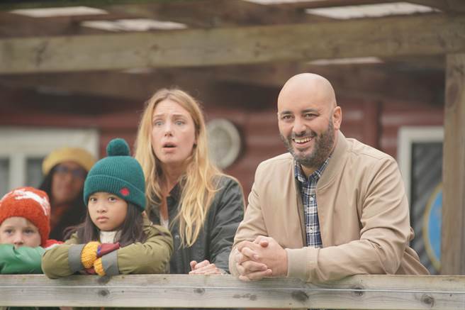 杰罗姆康曼德（右）与莉蒂西亚杜希在片中共组家庭。（甲上娱乐提供）