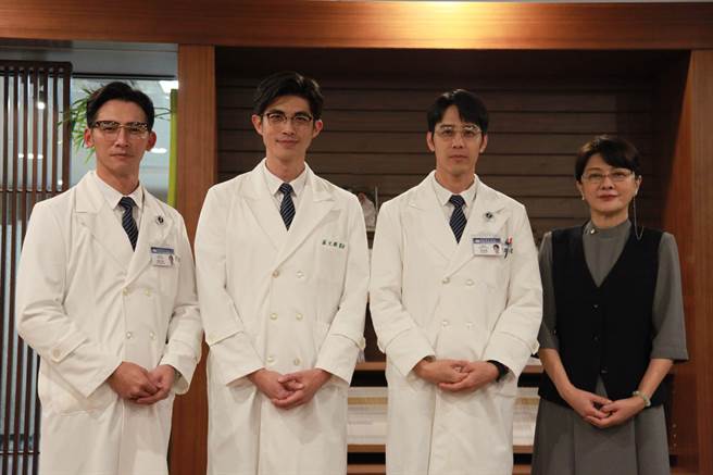 温升豪（左起）、梁正群、胡宇威、葛蕾出席大爱新戏媒体茶叙。（大爱提供）