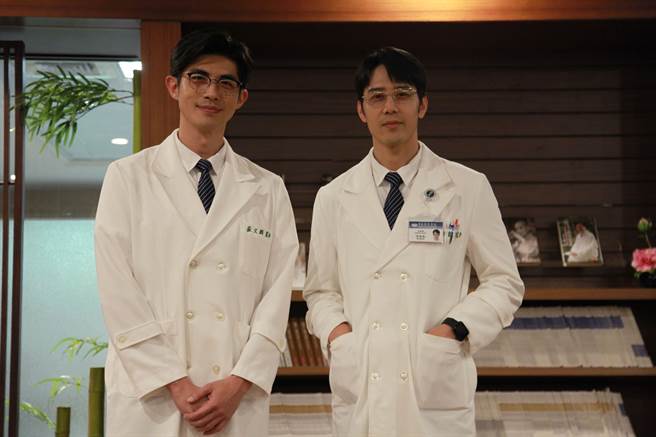 梁正群（左）和胡宇威披上白袍演医生。（大爱提供）