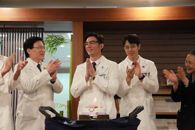 剧组提前替温升豪（中）庆祝45岁生日。（大爱提供）