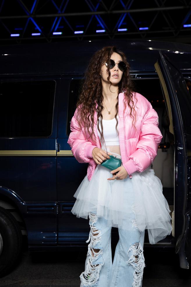 寶格麗大中華區品牌代言人蔡依林搭機前往米蘭時裝周，手拎Serpenti迷你手拿包展現女神風範。（BVLGARI提供）