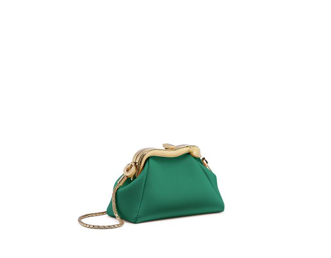 寶格麗Serpenti POUCH祖母綠色小牛皮迷你手拿包，4萬9500元。（BVLGARI提供）