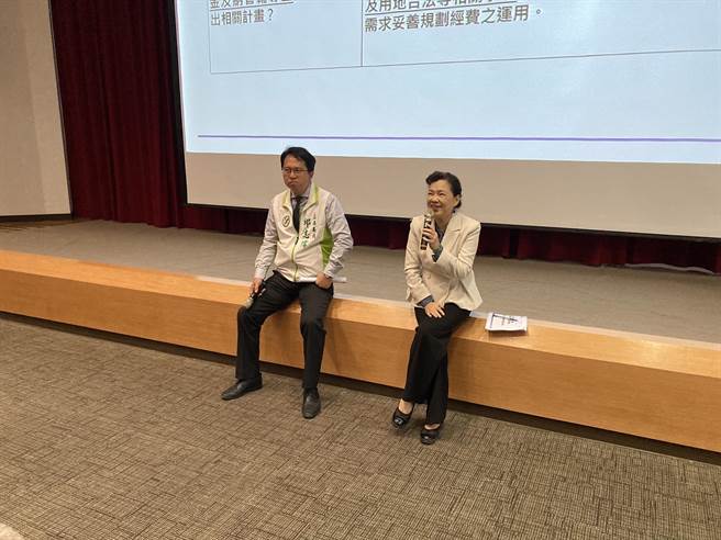 民进党立委邱志伟（左）22日邀请经济部长王美花到南科高雄园区，与业者座谈关于「农地工厂改善计画及用地变更规范」办法。（邱志伟服务处提供／林瑞益高雄传真）