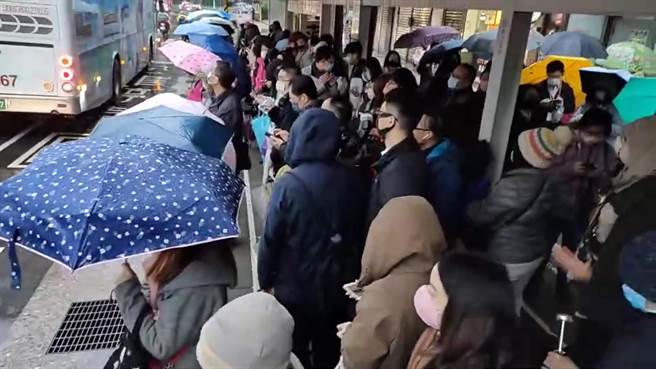 台北市区监理所表示，经基隆监理站实地查看，上午搭乘国道客运9026路线的民眾，仅需7至10分钟便可上车。（张志康摄）