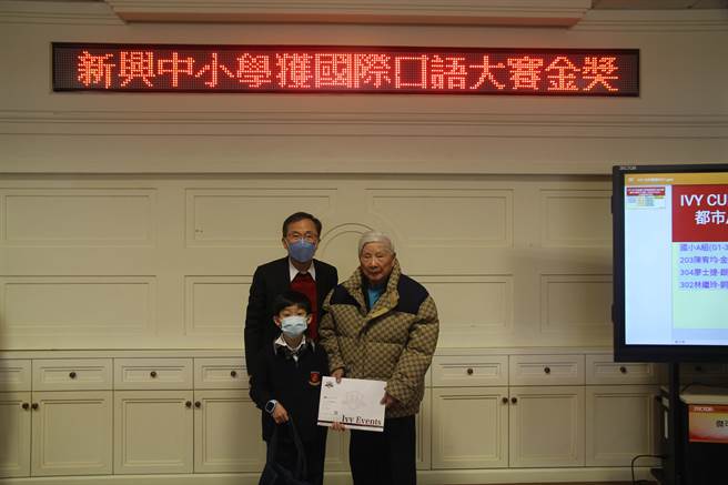 董事长亲颁奖状给得奖同学。（校方提供／蔡依珍桃园传真）