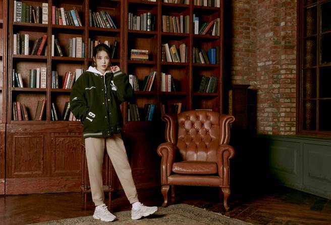 New Balance找來IU詮釋NB 1906 SDS系列 – 2023春季新品，呈現懷舊復古美學。（New Balance提供）