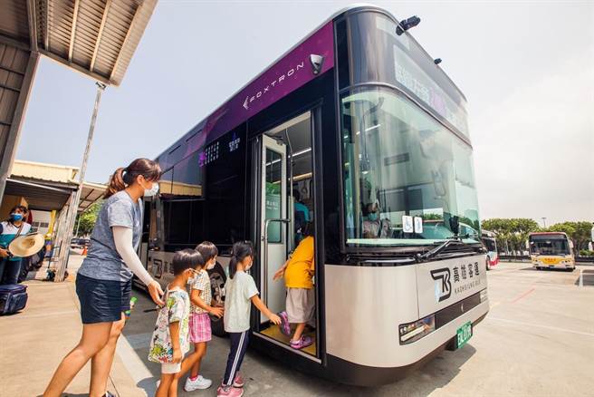 中央推公共运输月票补助预计明将拍板，高雄市长陈其迈重申3大主张，包含公车电动化、公车路线捷运化、城乡票价一致化。（翻摄照片／高雄洪靖宜传真）