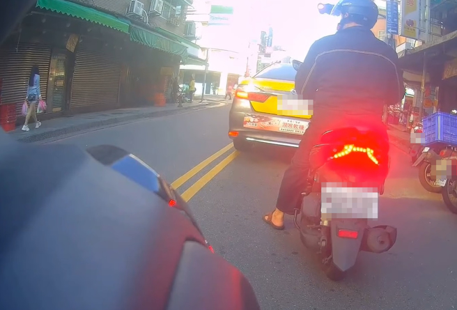 另外，也有網友發現長腿辣妹過馬路到對向騎樓後，前面的騎士阿伯不斷用眼神鎖定。（翻攝自YouTube頻道「WoWtchout - 地圖型行車影像分享平台」）