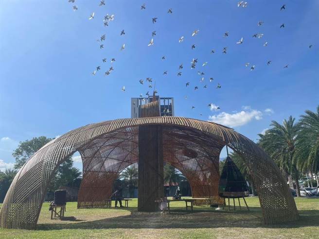 花莲县政府在位于东大门旁的原民文创旗舰馆启用前，除在邀请在地传统竹编艺术家陈勇昌在一旁草皮，打造大型装置艺术品「Taloan 打鲁岸 」外，每月将定期举办音乐会，藉此替新馆舍揭开序幕。（花莲县政府提供／罗亦晽花莲传真）