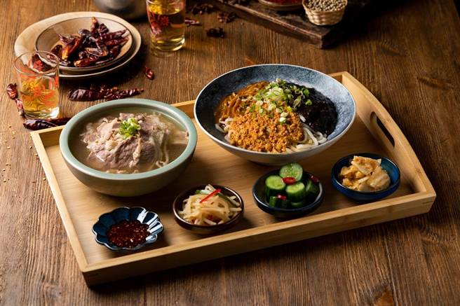 「阿达师五星麵舖」新推出的「非辣系列」，爆酱三酱麵加醇肉骨茶汤的超值套餐，售价258元。(豆府餐饮集团提供)