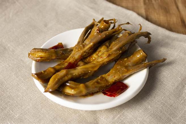 2月24日起至3月9日，内用消费「爆酱三酱麵加醇肉骨茶汤超值套餐」1份，送鸭舌2支。此为示意图。(豆府餐饮集团提供)