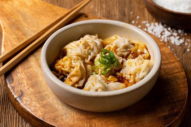 新品「红油鲜抄手」，皮薄馅香，让嗜辣的顾客有新的选择。(豆府餐饮集团提供)