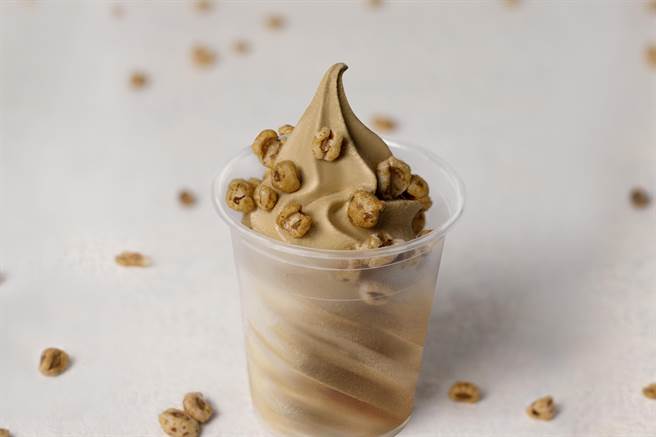 3月2日起，在全台「北村豆腐家」消费即可免费品嚐一支「太妃甜麦仁霜淇淋」。(豆府餐饮集团提供)