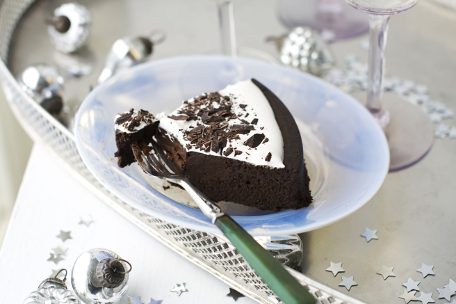 吃蛋糕時若想避免不知不覺吃太多，可以先把蛋糕切成小塊再進食，可以幫助自己控制攝取量。（資料照／美聯社）