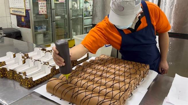 桃園市觀音愛心家園近日推出捲愛到部落計畫，家園教師將帶領園內憨兒親手製作草莓捲，邀請善心人士認捐，翻山越嶺送愛給復興區的學童。（觀音愛心家園提供／蔡明亘桃園傳真）