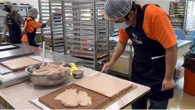 園內8名憨兒朋友將在7名老師帶領下一起製作，預計送至復興區12間學校。（觀音愛心家園提供／蔡明亘桃園傳真）