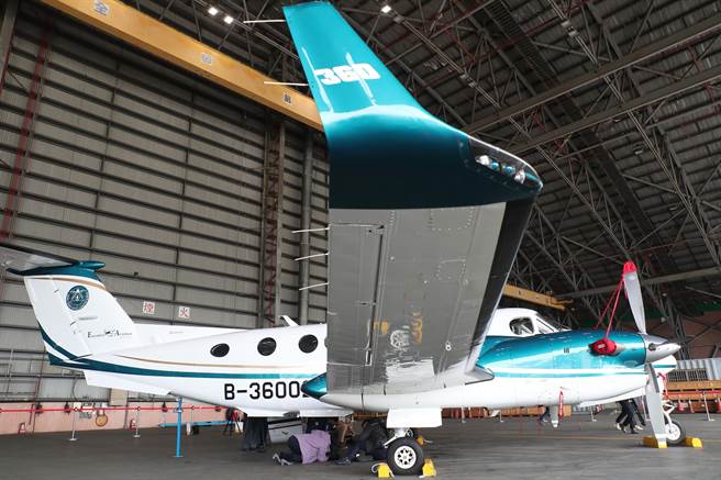 农委会林务局农林航空测量所新引进King Air 360ER国家新型航遥测飞机，机身线条採双色配置，线条由机首向后上扬延伸至尾翼，并以圆弧收尾，机身线条主色为青松石色，农航所亦设计新款带有航拍意象的所徽，涂装于机身尾翼，展现国家在航遥测领域的专业。（郑任南摄） 