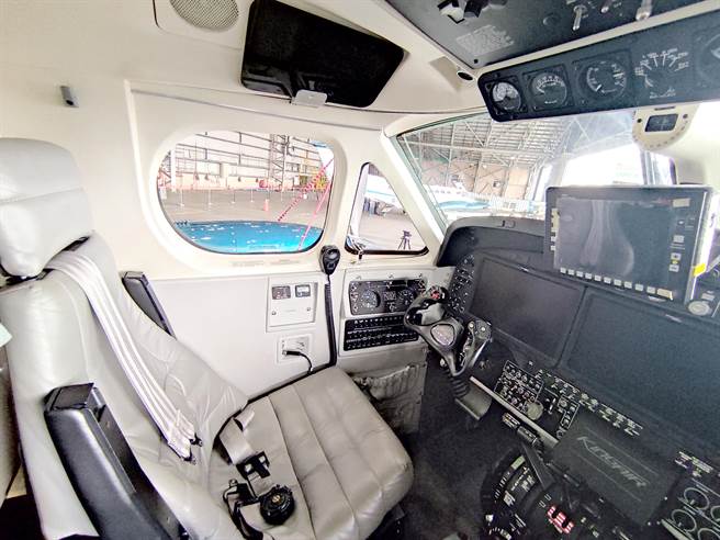 农委会林务局农林航空测量所新引进King Air 360ER国家新型航遥测飞机，装配新一代的航电系统Pro Line Fusion，为King Air系列飞机首款触控式飞行显示器，具备数位化仪表，并整合飞行计画、航图查阅、气象资讯等系统，藉以帮助飞行员精确飞行，增进飞航安全。（郑任南摄）