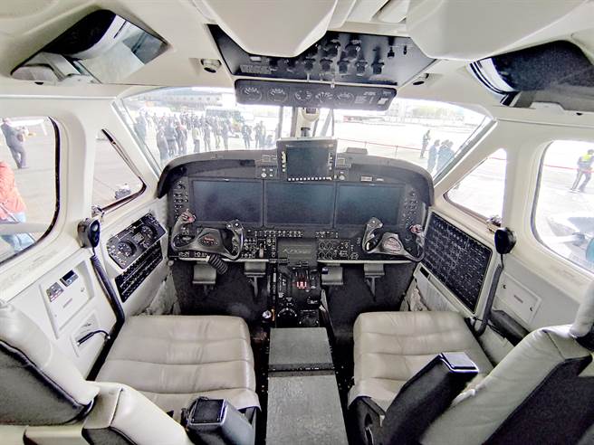 农委会林务局农林航空测量所新引进King Air 360ER国家新型航遥测飞机，装配新一代的航电系统Pro Line Fusion，为King Air系列飞机首款触控式飞行显示器，具备数位化仪表，并整合飞行计画、航图查阅、气象资讯等系统，藉以帮助飞行员精确飞行，增进飞航安全。（郑任南摄）