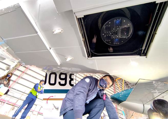 新型航遥测飞机委由美商Avcon公司在美国负责航遥测飞机改装工作，工程内容包含机腹2个照相舱开孔，图中右侧的舱洞已安装eica DMC III高解析度航摄数位相机，左侧的舱洞将会安装高光谱扫描仪或光达扫描仪等装备。（郑任南摄）