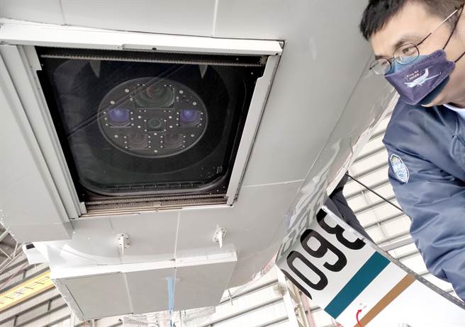 新型航遥测飞机委由美商Avcon公司在美国负责航遥测飞机改装工作，工程内容包含机腹2个照相舱开孔，图中前方的舱洞已安装eica DMC III高解析度航摄数位相机，后方的舱洞将会安装高光谱扫描仪或光达扫描仪等装备。（郑任南摄）