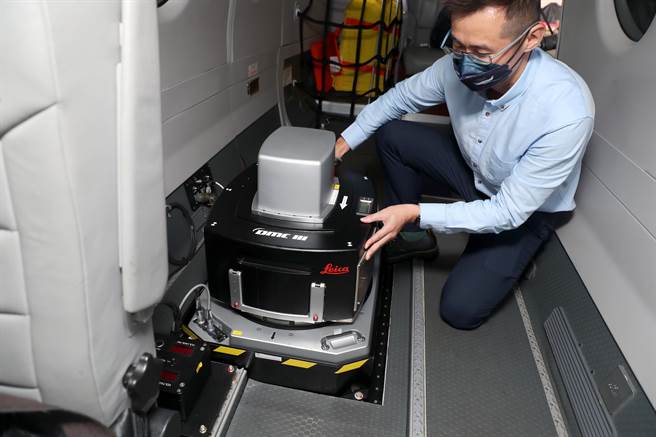 农委会林务局农林航空测量所新引进King Air 360ER国家新型航遥测飞机，机上搭载之最先进的Leica DMC III高解析度航摄数位相机，相机系统包括五个同步运行的镜头，一个使用CMOS感测器技术的全色域镜头和四个使用CCD感测器的多光谱镜头。四个多光谱镜头配备了红色，绿色，蓝色和近红外线波段的彩色滤光镜。并搭载大像幅单片CMOS感测器，拍摄的整张影像约3.73亿个像元。（郑任南摄）