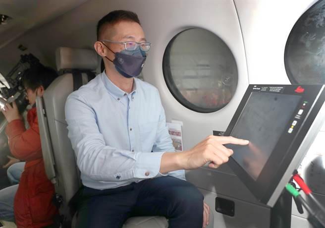 农委会林务局农林航空测量所新引进King Air 360ER国家新型航遥测飞机，狭小的机舱中设有操作区，航拍人员在设定好后方搭  载之Leica DMC III高解析度航摄数位相机后，就可在飞机起飞后藉由操作区上的控制银幕来操作相机进行拍摄。（郑任南摄）