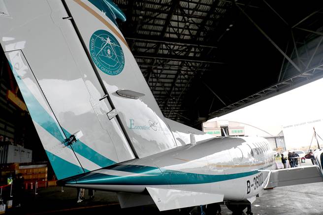 农委会林务局农林航空测量所新引进King Air 360ER国家新型航遥测飞机，机身线条採双色配置，线条由机首向后上扬延伸至尾翼，并以圆弧收尾，机身线条主色为青松石色，农航所亦设计新款带有航拍意象的所徽，涂装于机身尾翼，展现国家在航遥测领域的专业。（郑任南摄）