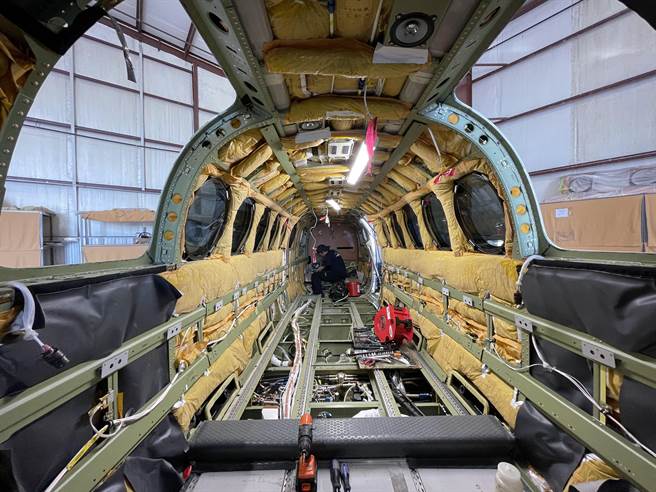 新型航遥测飞机委由美商Avcon公司在美国负责航遥测飞机改装工作，工程内容包含机腹2个照相舱开孔、线路重整等改装工作，工程浩大。（林务局农林航空测量所提供）