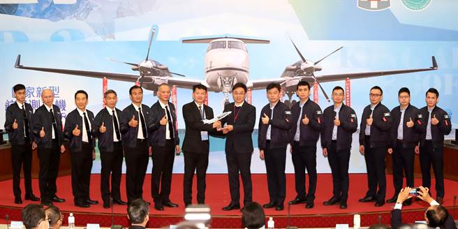 农委会林务局农林航空测量所22日首次发布新引进的两架King Air 360ER国家新型航遥测飞机，由林务局长林庆华（中右）主持交机仪式，将象徵的飞机模型由BOT厂商特立航空代表交给农林航空测量所代表。（郑任南摄）
