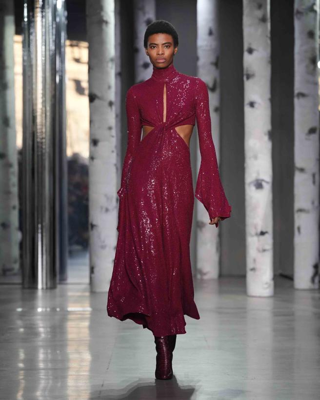 本季運用許多挖空手法以凸顯女性線條。（Michael Kors提供）