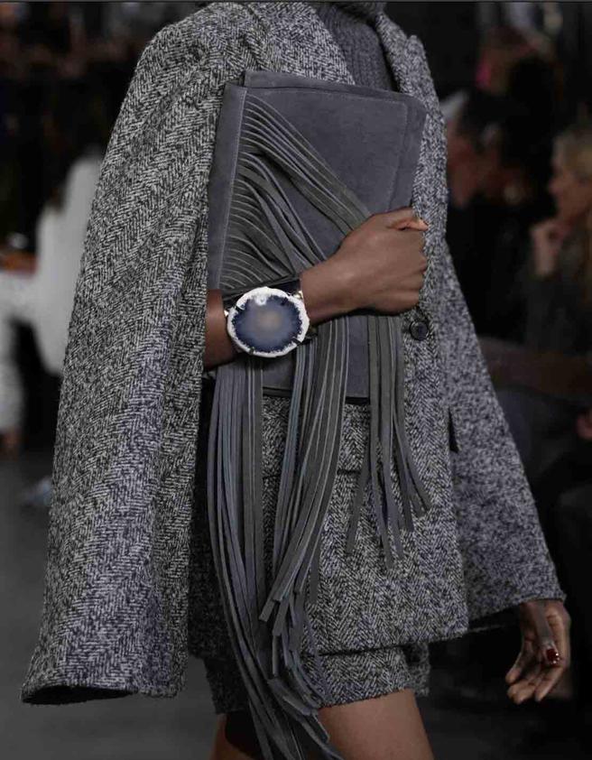 流蘇郵差包、融入礦石元素製作的配件是本季亮點單品之一。（Michael Kors提供）