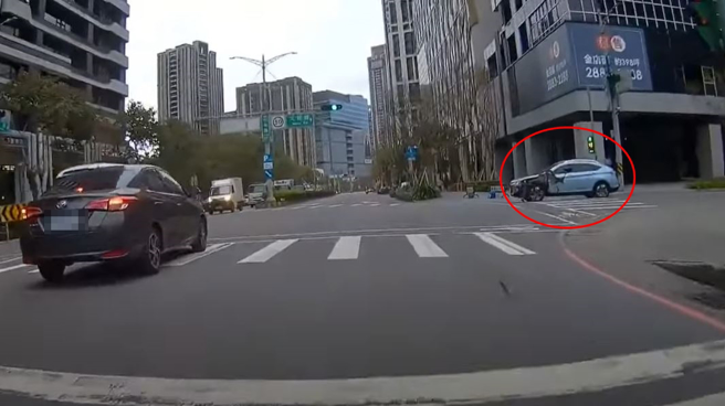 骑士行经新北市新庄区中央路上时，发现1辆休旅车疾行，为避免发生意外，便减速慢行，事后才知道原来是遇到遭轰6枪的逃逸嫌犯。（翻摄自YouTube频道「WoWtchout - 地图型行车影像分享平台」）