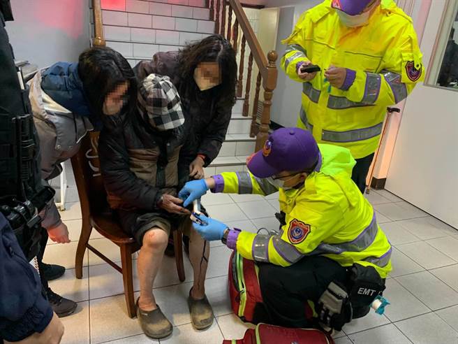 桃园一名94岁老翁，昨下午外出不慎迷路，走到偏僻工地内被石头绊倒无法起身。（翻摄照片／蔡明亘桃园传真）