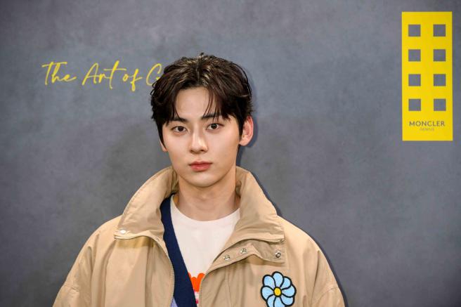 韩星黄旼炫现身MONCLER大秀现场，花花外套粉丝大讚太帅了。（MONCLER提供）