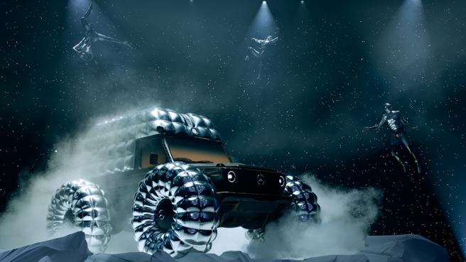 MONCLER THE ART OF GENIUS创艺大秀最受讨论的展场之一，是与汽车品牌合作宾士的合作展出。（MONCLER提供）