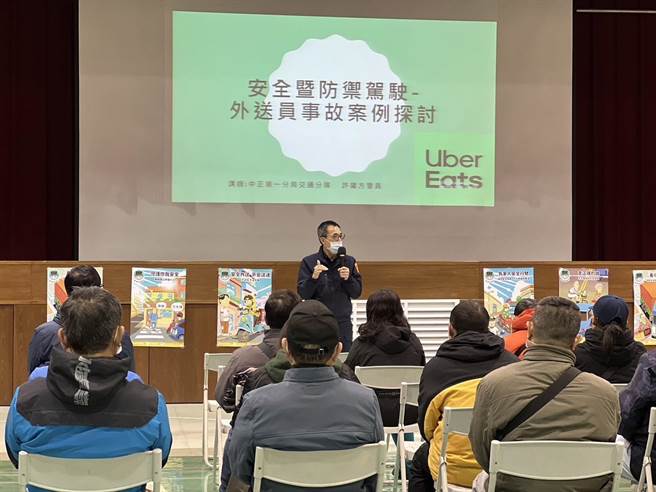 中正一警方邀集近百外送员进行交通教育训练。（警方提供）