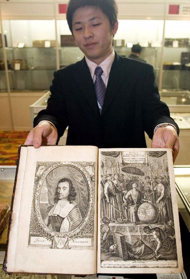 300年前荷兰出版的「中国寻宝书」将在北京拍卖，工作人员向记者展示1668年荷兰阿姆斯特丹出版的《荷兰使团初访中国记》。该书是欧洲人第一部全面向欧洲介绍中国的书籍，它直接推动了欧洲17世纪兴起的一段「中国热」，在促进中西交流方面具有重要影响。据说，早期赴中国的探险者都要带上这部「寻宝书」。（中新社）