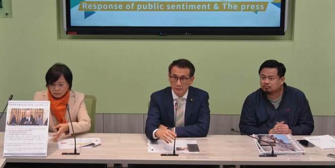 民进党立院党团干事长郑运鹏(中)承认，现在缺蛋的状况比农委会预期严重。（图／取自民进党团脸书直播）