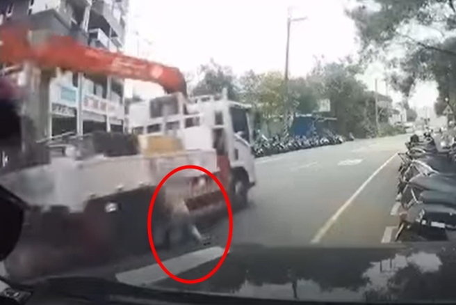 男童为了找爸妈，从社区人行道飞奔马上，不料，男童遭1辆货车撞倒在地头部擦伤，所幸送医后无生命危险。（翻摄自YouTube频道「WoWtchout - 地图型行车影像分享平台」）