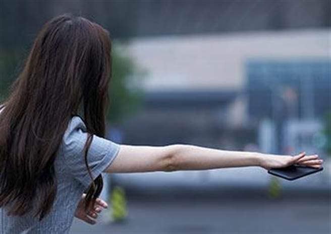 大陆最大搭便车平台滴答出行三闯港交所：营收净利双降、市场占比暴跌。（观察者网）