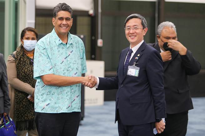 帛琉总统惠恕仁（左）偕同帛琉副总统席妩杜于20日晚间抵台访问，外交部次长李淳（右）在国宾门迎接。（陈麒全摄）