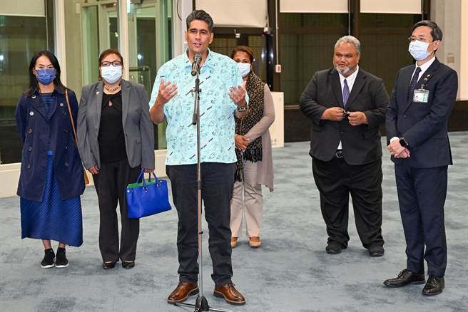 帛琉总统惠恕仁偕同帛琉副总统席妩杜于20日晚间抵台访问，他们此行主要是推广宣导帛琉首次在今年6月举办的国际马拉松比赛，他也希望台湾热爱马拉松比赛的跑者偕同家人一起享受帛琉的美。（陈麒全摄）