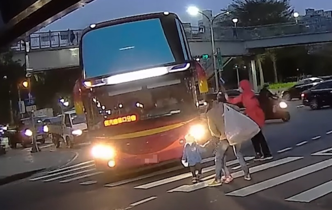 妈妈带着2孩子走在斑马线上过马路，岂料，1辆游览车右转却未礼让，差点就酿成悲剧。（翻摄自YouTube频道「WoWtchout - 地图型行车影像分享平台」）