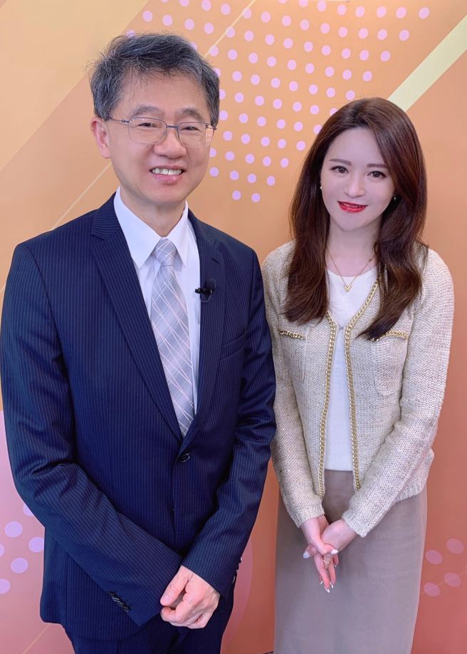 台湾运彩总经理林博泰(左)上时来运转节目，与主持人尉迟佩玉(右)谈运彩眉角。（林胜发摄）