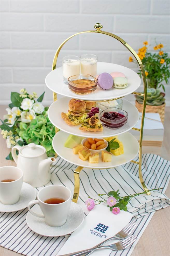 沪尾之星酒吧春季限定「双人下午茶」与季节限定特调，三层双人下午茶好吃好拍。（将捷金郁金香酒店提供）