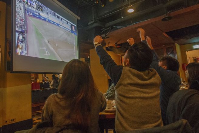 世界棒球经典赛，有球迷前往运动餐厅边用餐边为中华队加油。（资料照／杜宜谙摄）